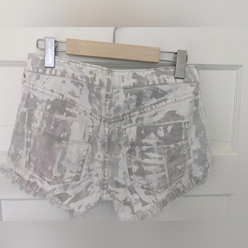 Free PEOPLE ICING WASH CUTOFF WHITE JEANS CAMO SHORTS MID-RISE SIZE 25 - Picture 2 of 13
